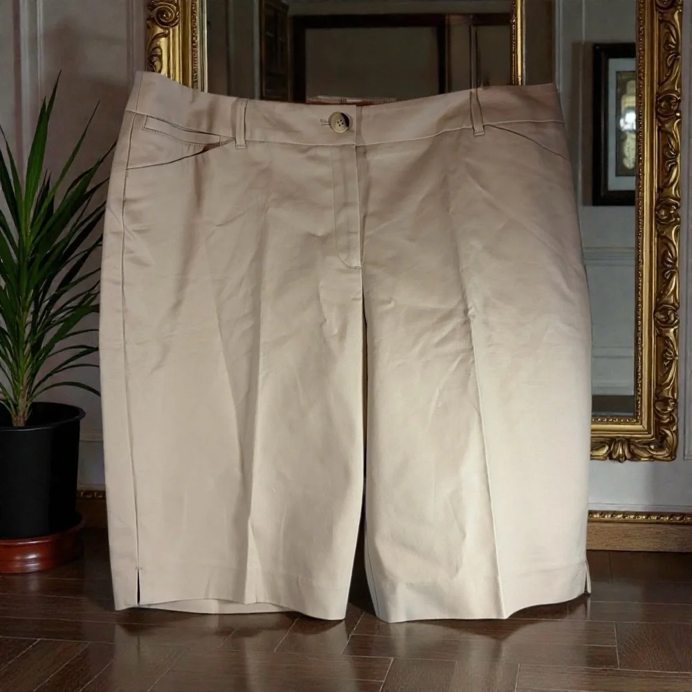 Chicos Shorts Size 3 Beige Pockets Flat Front Bermuda Cotton Blend - Picture 1 of 10